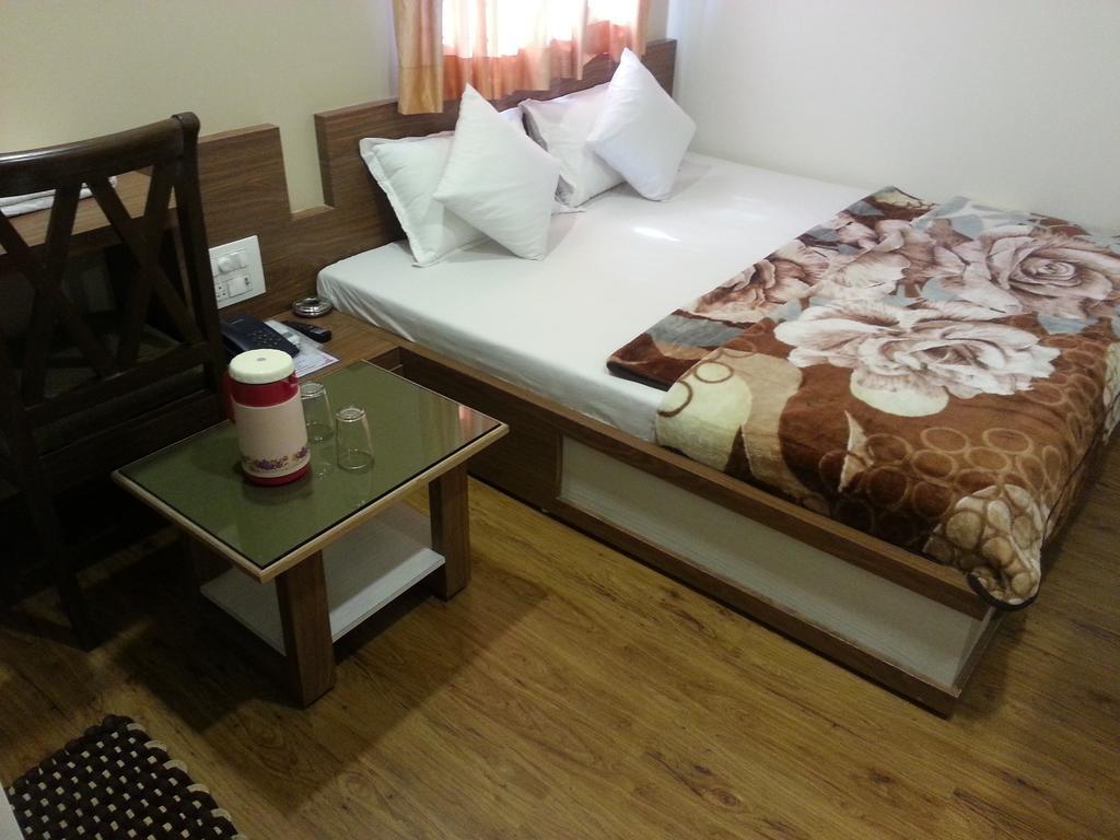 Hotel Oasis Bombay Habitación foto